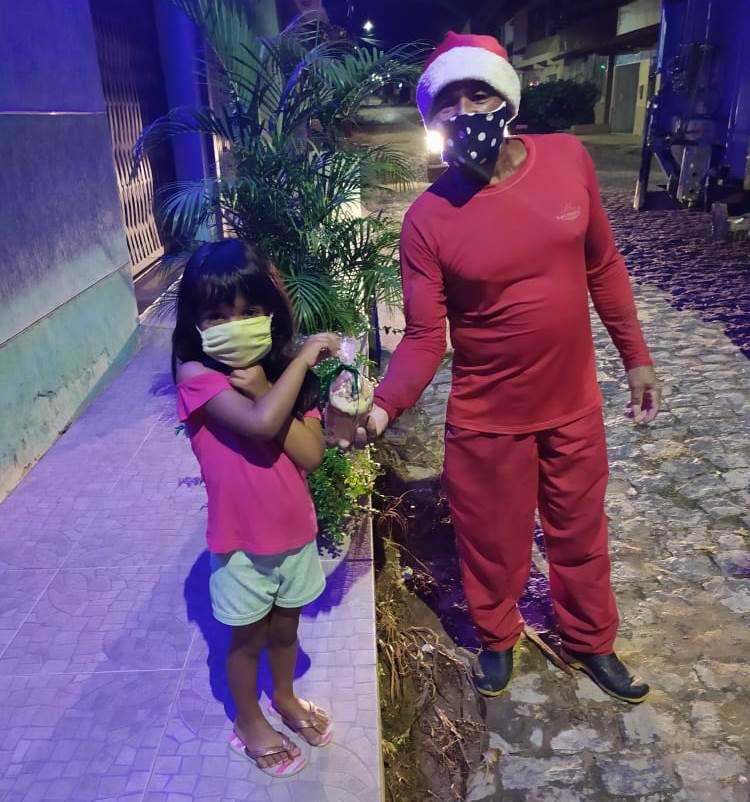 Camacã: Criança de 5 anos faz homenagem e dar presentes para os garis do caminhão coletor de lixo, Frank